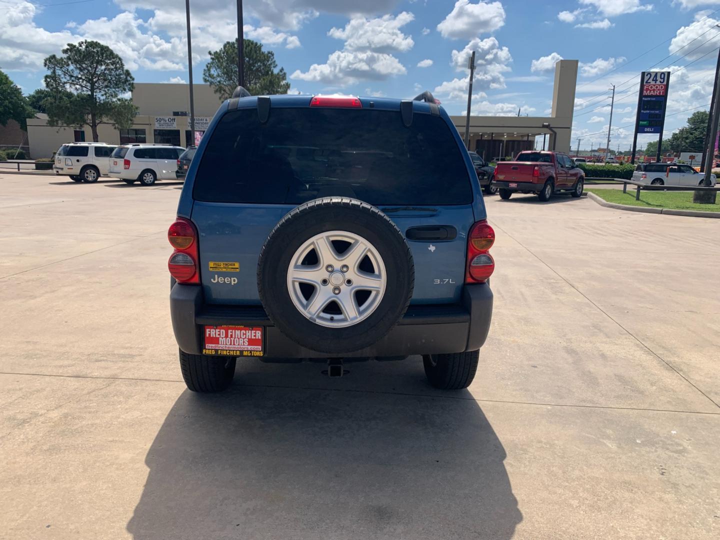 2004 blue /black Jeep Liberty Columbia Edition 2WD (1J4GK48KX4W) with an 3.7L V6 SOHC 12V engine, Automatic transmission, located at 14700 Tomball Parkway 249, Houston, TX, 77086, (281) 444-2200, 29.928619, -95.504074 - Photo#5